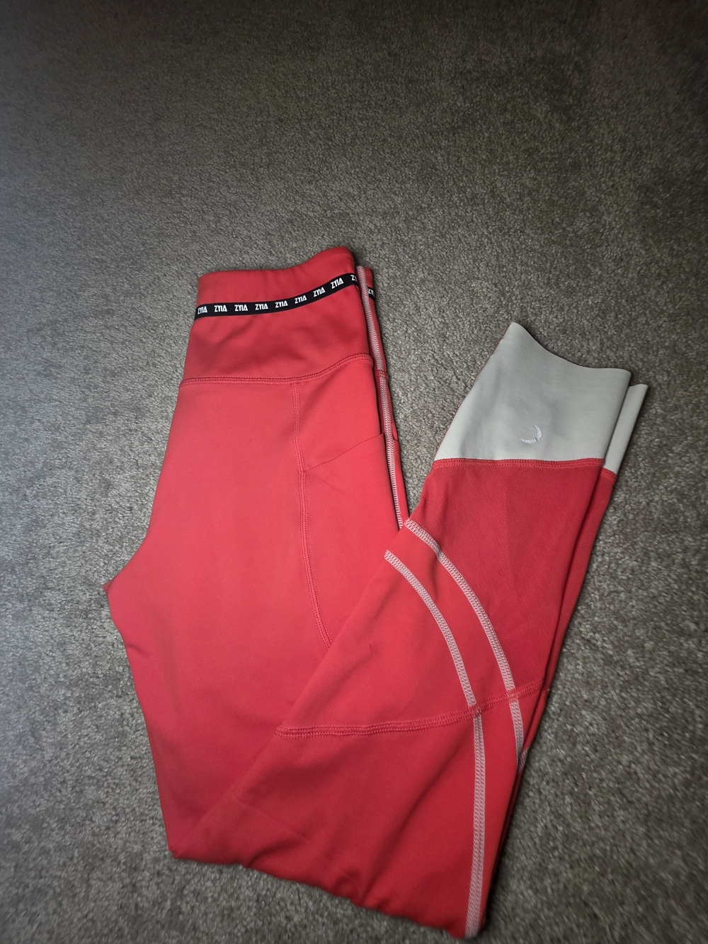 ZYIA ACITIVE Light And Tight Leggings with Light Gray Cuffs